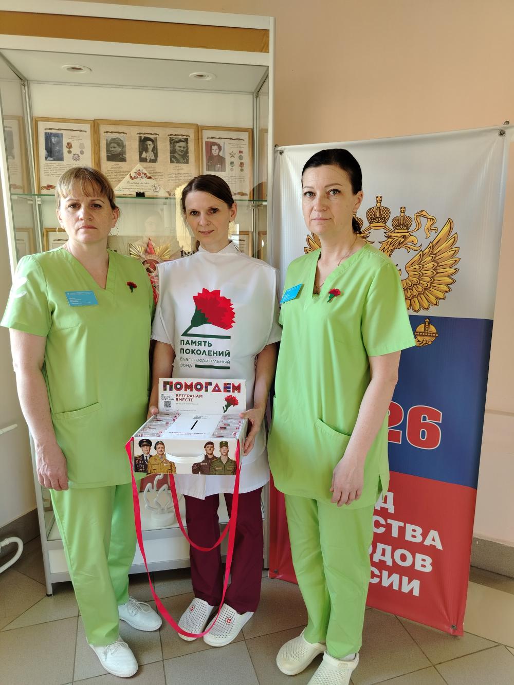 Сотрудники ГКБ № 3 участвуют в акции «Красная гвоздика»