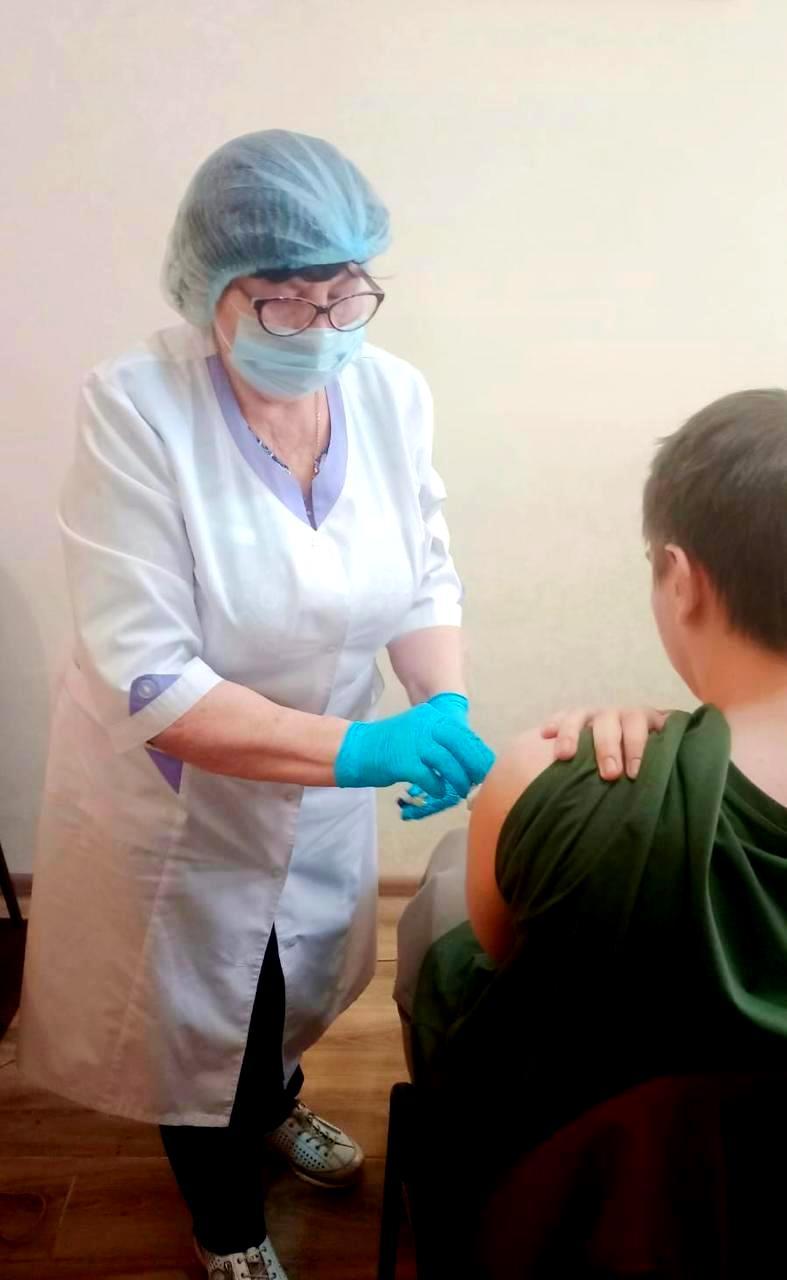 Сотрудники ГКБ №3 участвуют в вакцинации призывников